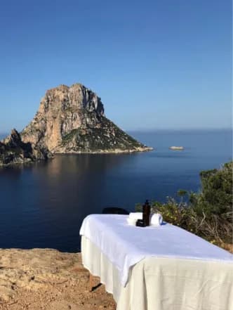 Scopri la magia di Es Vedrà, la leggendaria isola rocciosa di Ibiza