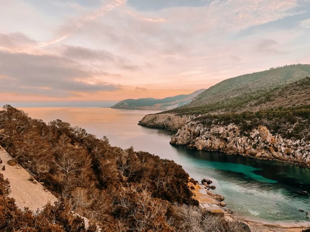 Wandern auf Ibiza: Die besten Wege und verborgene Naturschätze